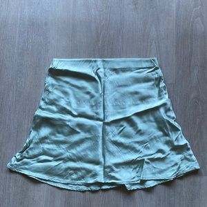 Satin mini skirt in mint!